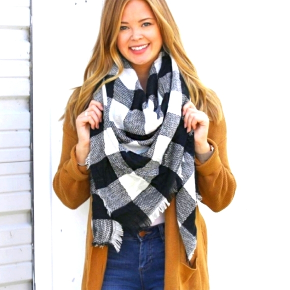 Black and White Checkered Scarf - Picture 1 of 4